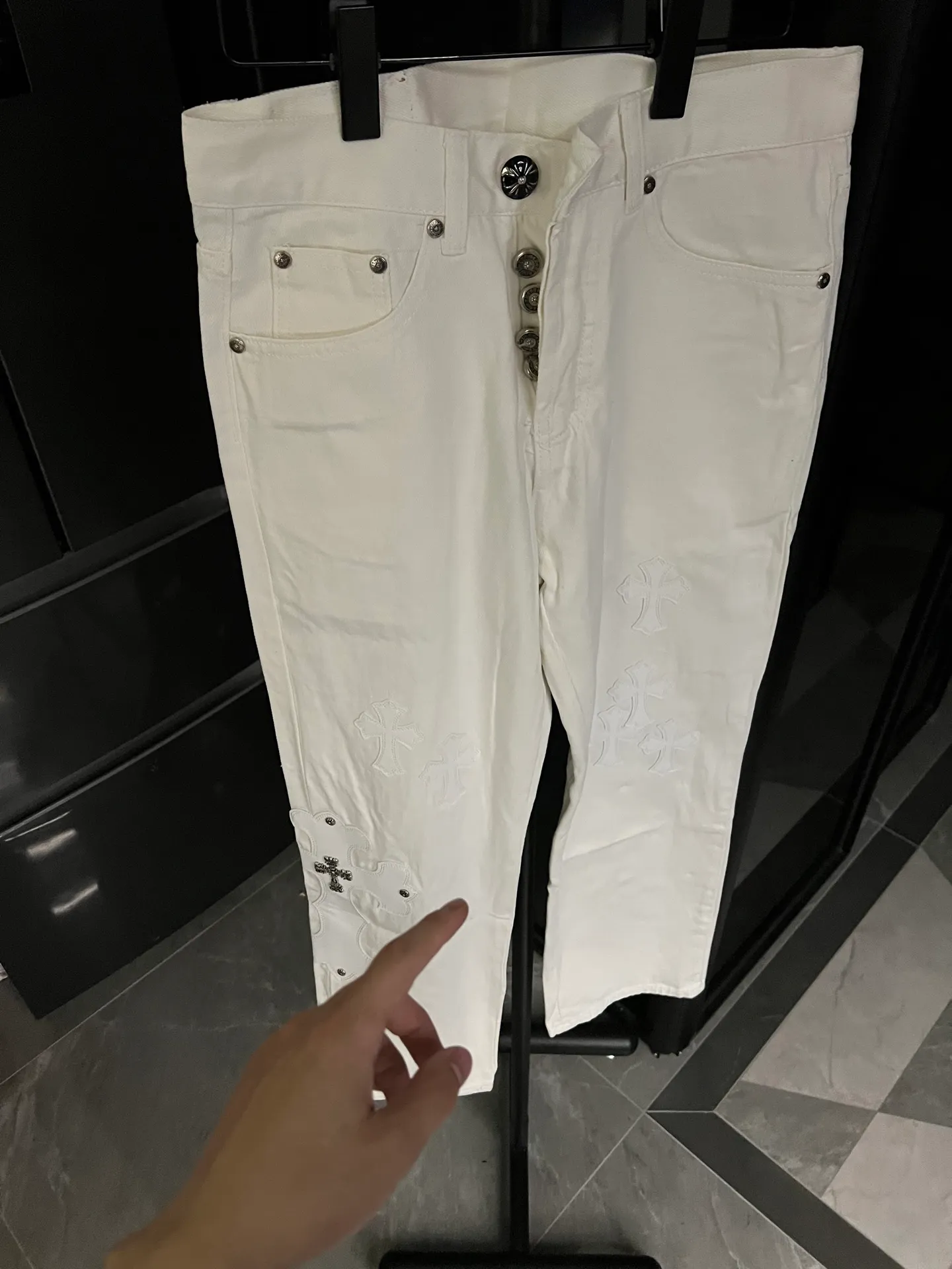 P270 [Next day] Chrome Hearts/Chrome Hearts 25FW CH top denim large cross leather jeans (white) Chrome Hearts is the most popular color pants. Made of beaded canvas fabric, heavy washing makes the upper body of the fabric more textured and the pants are tall and straight! The three-dimensional cutting of the whole trousers is a masterpiece! The hardware is customized by zp. The beaded canvas fabric is thick and soft after being washed. It has good breathability. Customized small leather label. Unique design. The details are in place, simple and elegant, and the workmanship is exquisite. The whole trousers are neatly routed and the details are in place. Look for the correct version. Size: 28 30 32 34 (corresponding to s-xl) Detailed size can be found in Figure 9